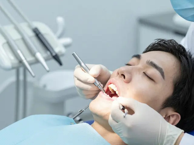 Jak moc bolí zubní implantát? Skutečné zkušenosti a co očekávat