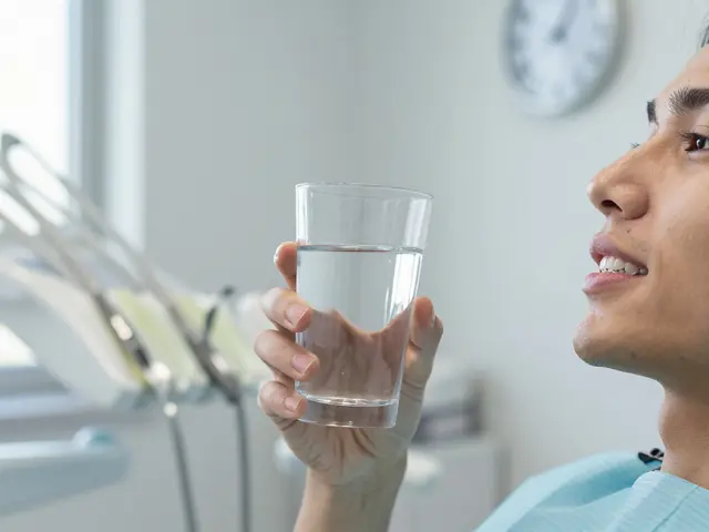 Jak dlouho nejíst po dentální hygieně? Praktické doporučení pro nositele neviditelných rovnátek